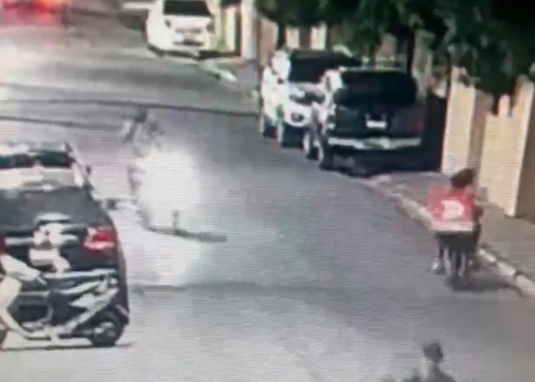 Roban motocicleta frente a cancha de Quisqueya; dos hombres vestidos de delivery quedan grabados