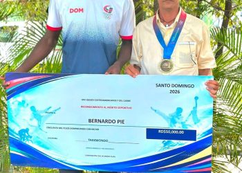 Bernardo Pie dona RD$50 mil a su maestro Héctor Rodríguez como reconocimiento a su formación deportiva