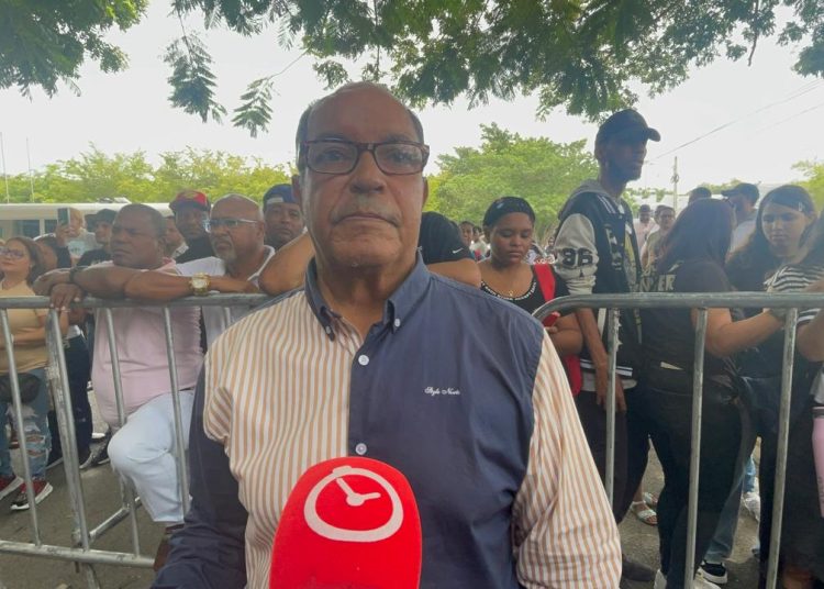 Médico renuncia de la Fuerza del Pueblo y anuncia respaldo a Santiago Matías