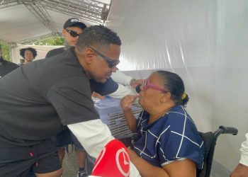 Personas con discapacidad desafían limitaciones y acuden a firmar en respaldo a Santiago Matías