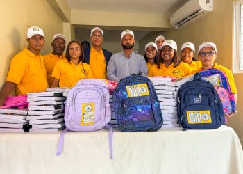 Movimiento «Nosotros Pa’ Cuando» mantiene tradición de apoyo a las familias de Los Alcarrizos con entrega de útiles escolares