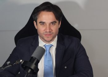 Fernando Abreu irrumpe en las presidenciales con un 2.6% en encuesta nacional