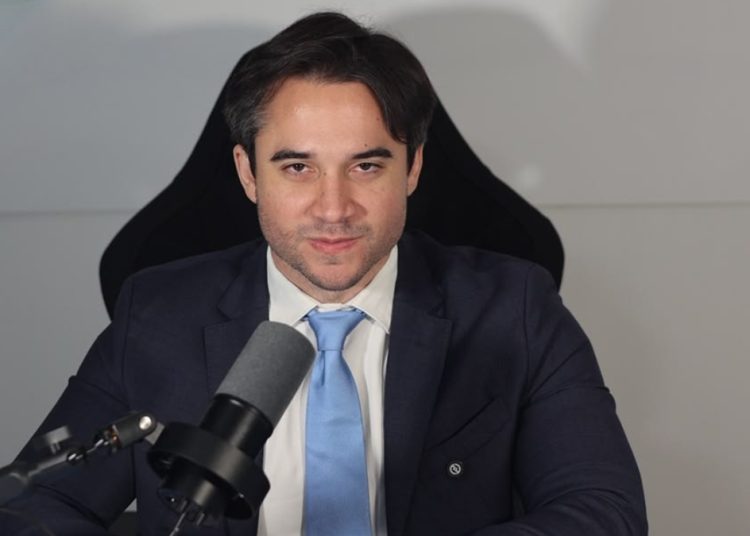Fernando Abreu irrumpe en las presidenciales con un 2.6% en encuesta nacional