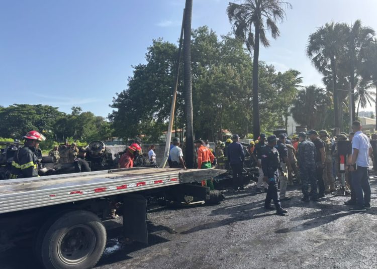 Bomberos recuperan dos cuerpos tras incendio de tanquero en el Malecón; investigan causas del accidente