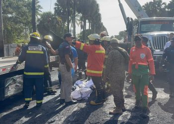 Bomberos recuperan primer cuerpo tras accidente de camión tanquero en el Malecón