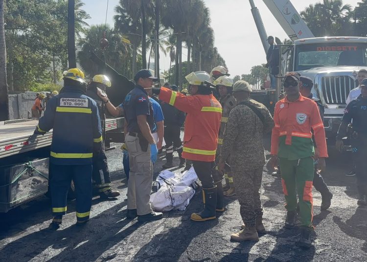 Bomberos recuperan primer cuerpo tras accidente de camión tanquero en el Malecón