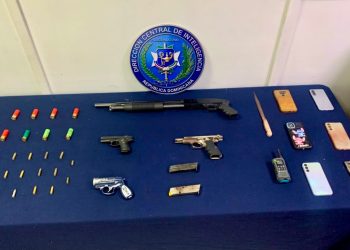 DINTEL y MP detienen a dos personas y ocupan armas y municiones durante allanamientos en Santiago