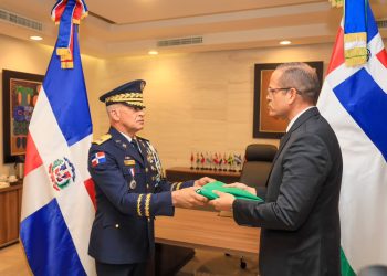 Entrega de bandera simboliza continuidad y compromiso en el cambio de mando de la PN