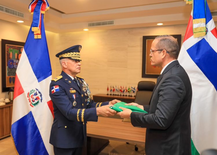 Entrega de bandera simboliza continuidad y compromiso en el cambio de mando de la PN