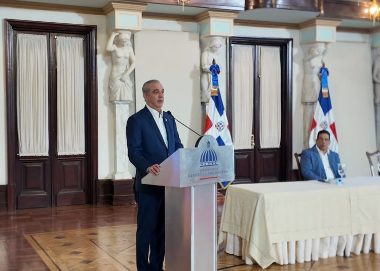 Abinader destaca transformación de Contrataciones Públicas y anuncia patente para software de Eficompras
