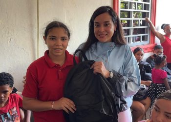 PROPEEP y Oficina Senatorial de Bonao entregan útiles escolares y raciones alimenticias en Los Barros 2