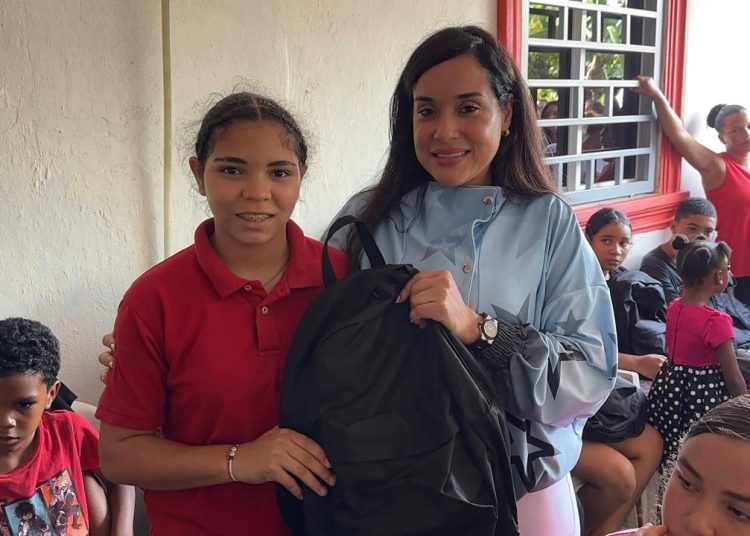 PROPEEP y Oficina Senatorial de Bonao entregan útiles escolares y raciones alimenticias en Los Barros 2