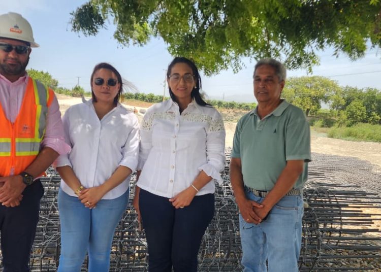 Obras Públicas supervisa construcción de puentes reclamados por décadas en comunidades de Azua