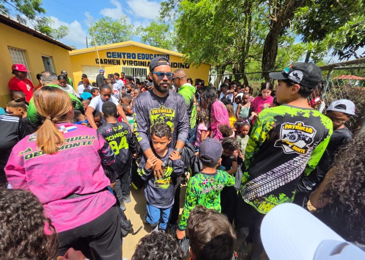 Patrulla del Monte entrega más de 1,500 mochilas y útiles escolares