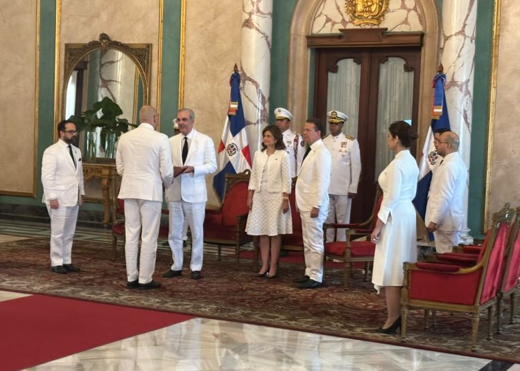 Abinader recibe cartas credenciales de nueve nuevos embajadores acreditados en República Dominicana