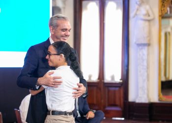 Abinader recibe a 53 estudiantes sordos que completaron formación en Inteligencia Artificial