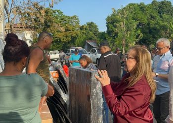 Gobernación entrega ajuares a familias afectadas por incendio en Tamboril