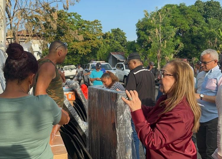 Gobernación entrega ajuares a familias afectadas por incendio en Tamboril