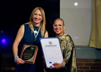 Wendy Queliz recibe cinco reconocimientos en Estados Unidos por su destacada labor en el teatro inclusivo