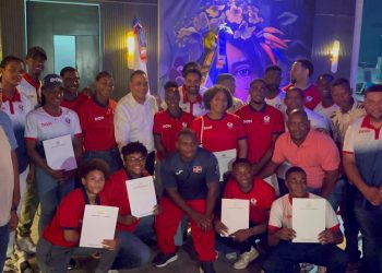 Pedro Tineo entrega más de RD$500 mil a atletas medallistas en Monte Plata