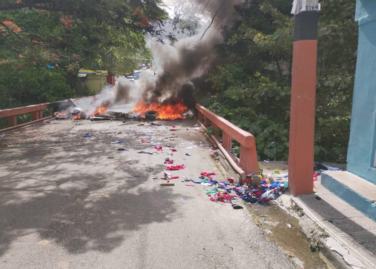 Protestan en Peralta por prolongados apagones y reclaman solución al servicio eléctrico