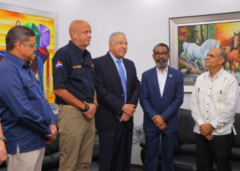 Andrés Bautista juramenta a Carlos Paulino como director de Defensa Civil