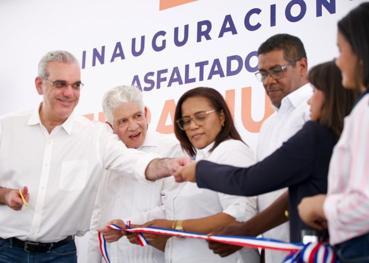 Abinader inaugura puente sobre el río Penitente que conecta a Boca de Cachón y La Descubierta