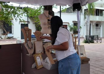 Artesanas reivindican el valor de lo hecho a mano y la identidad dominicana en feria de la Zona Colonial