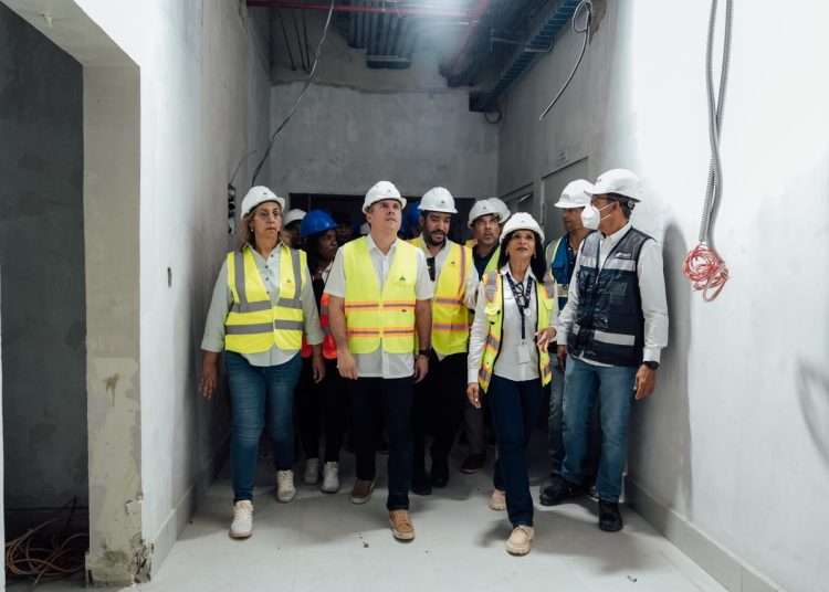 Ministro Rodríguez supervisa construcción del Hospital Traumatológico de San Cristóbal