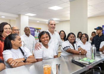 Abinader inaugura escuela técnica en Barahona para impulsar desarrollo turístico