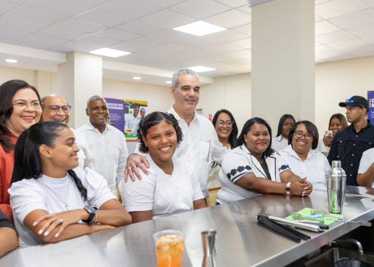 Abinader inaugura escuela técnica en Barahona para impulsar desarrollo turístico