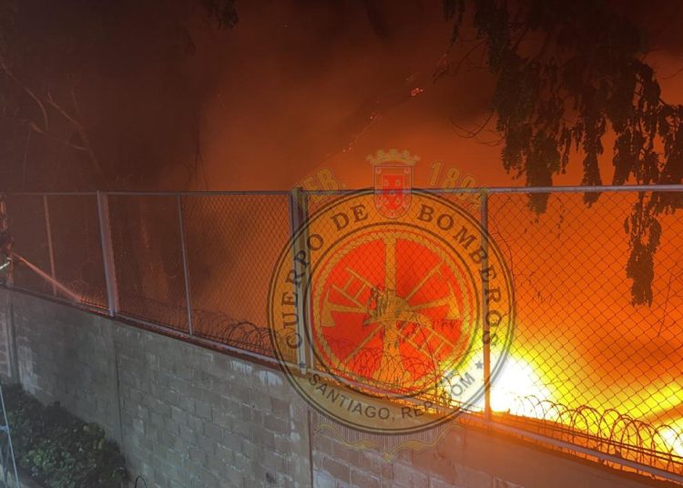 Incendio en La Herradura consume materiales plásticos cerca de envasadora de GLP