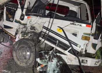 Camión impacta poste eléctrico en la carretera Salcedo-Moca