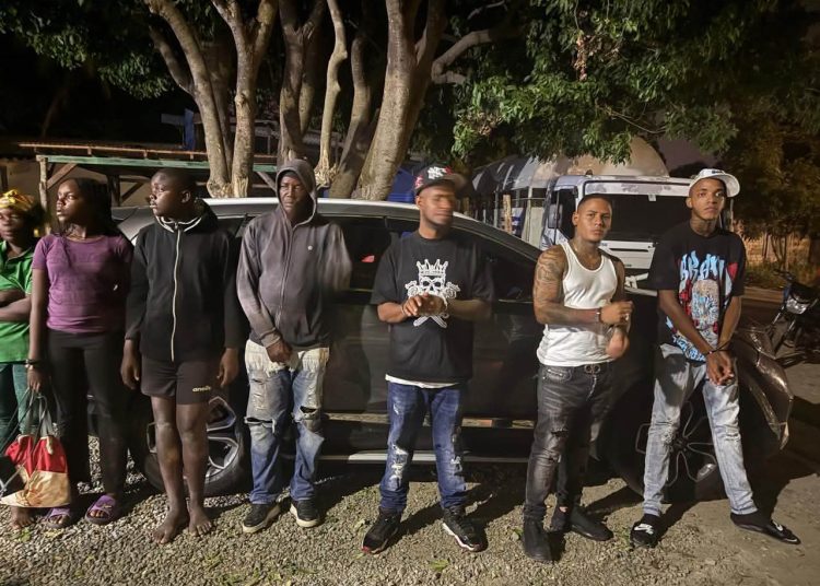 Incautan presunta marihuana oculta en doble fondo de camioneta en Azua