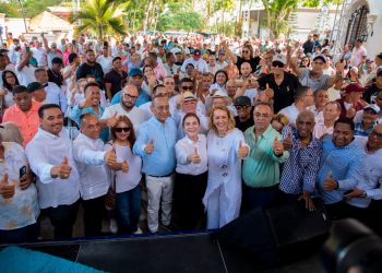 Carolina Mejía recibe respaldo del ingeniero Rafael Santos junto a varios dirigentes y el movimiento Mi familia por el Cambio en Moca