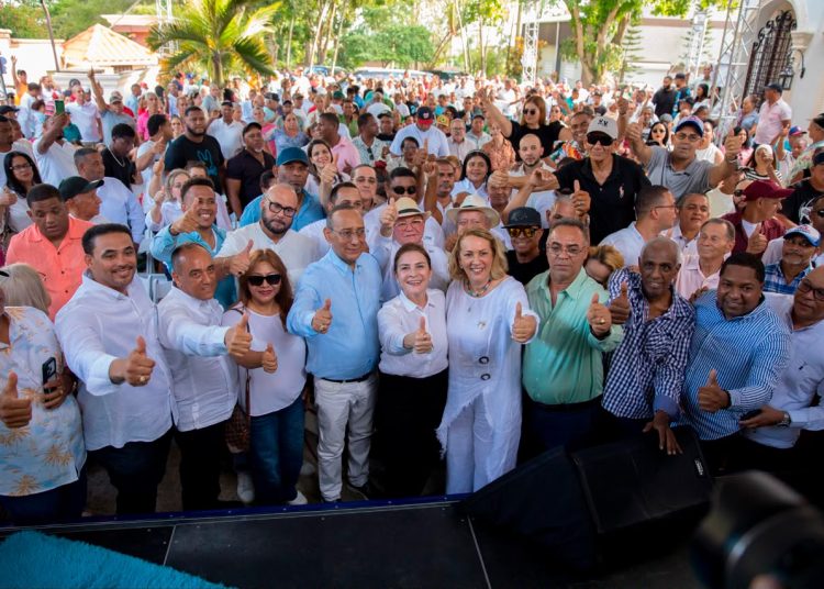 Carolina Mejía recibe respaldo del ingeniero Rafael Santos junto a varios dirigentes y el movimiento Mi familia por el Cambio en Moca