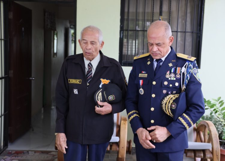 Un saludo que resume una vida de servicio: Rodríguez García visita a su padre en Moca