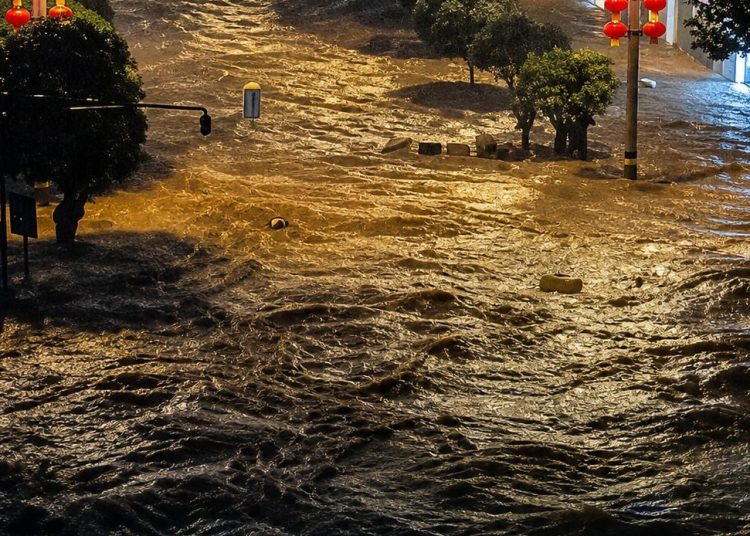 Lluvias extremas desbordan ríos y provocan graves inundaciones en Sichuan, China