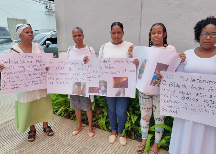 Madre denuncia represalias contra su familia y pide ayuda tras caso de asesinato