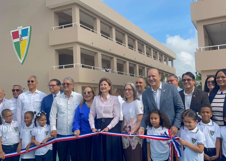 Raquel Peña encabeza apertura del año escolar 2026-2027 con entrega de 24 áreas remozadas en politécnico de Santiago