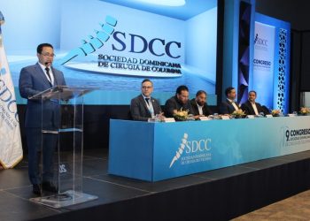 Neurocirujano advierte sobre riesgos del exceso de peso en mochilas escolares
