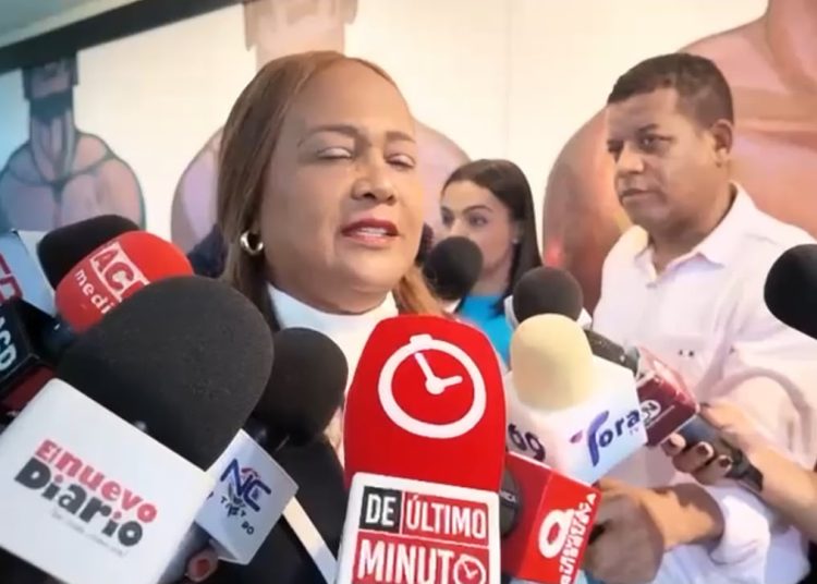 Oposición cuestiona nueva versión de LA Semanal del presidente Abinader