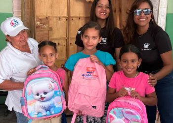 Dominican Noble Foundation y Almapaq Courier entregan útiles escolares a niños de San José de Ocoa
