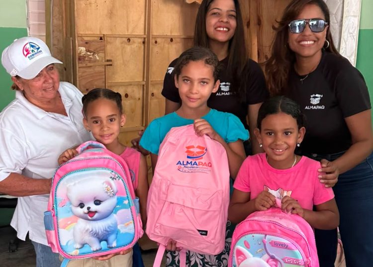 Dominican Noble Foundation y Almapaq Courier entregan útiles escolares a niños de San José de Ocoa