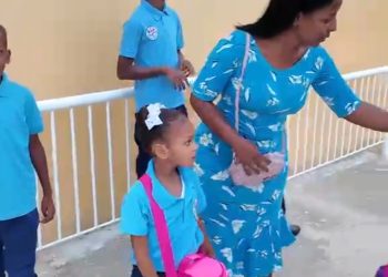 Estudiantes acuden entusiasmados a su primer día de clases para el año escolar 2026-2027