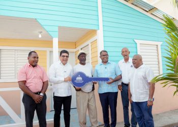 Propeep entrega casa nueva y equipada a hombre que vivía de forma precarias en El Tamarindo II de SDE