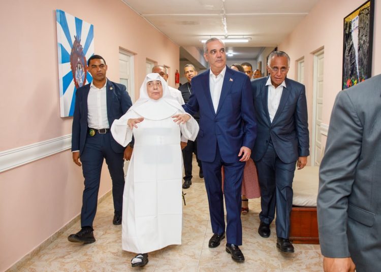 Abinader visita Hogar de Ancianos San Francisco de Asís tras remozamiento