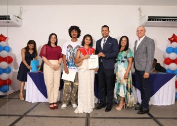 Wellington Mejía motiva a graduandos de USA English School a perseguir sus sueños y trabajar por sus metas