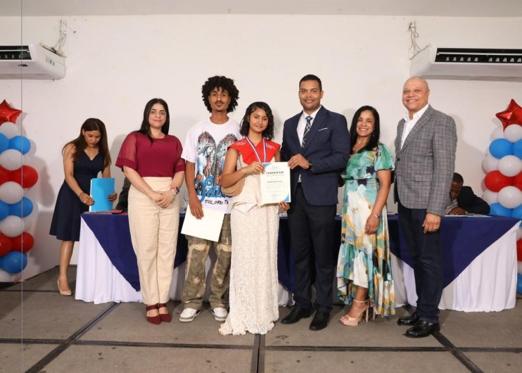 Wellington Mejía motiva a graduandos de USA English School a perseguir sus sueños y trabajar por sus metas