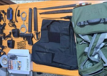 Policía Nacional realiza allanamiento en La Vega y ocupa arma de fuego chaleco antibalas y otros efectos